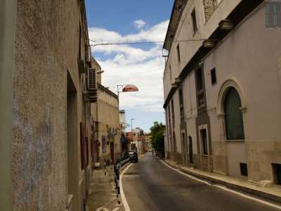 Proseguiamo verso nord su via Capruzzi, che abbandoniamo a un certo punto per inerpicarci a sinistra sulla stretta salita di via Pietrocola